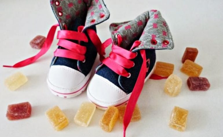 sneakers in denim e un pizzico di rosa