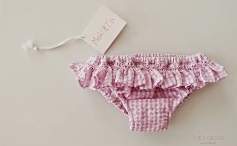 un costumino a quadrettini molto fru-fru