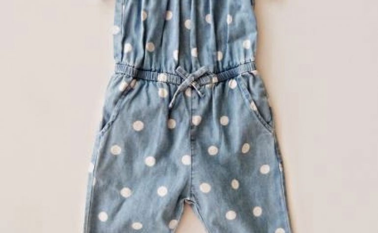 una salopette a pois